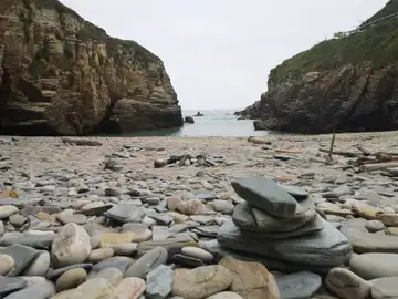 Hitos, formación de piedras en la Playa das Catedrais, Lugo Hitos, formación de piedras en la Playa das Catedrais, Lugo
