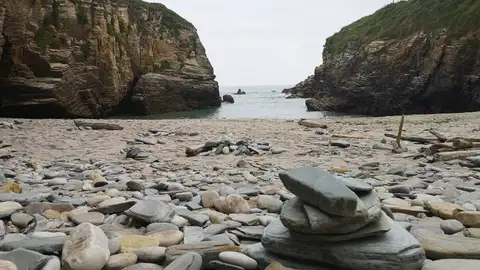 Hitos, formación de piedras en la Playa das Catedrais, Lugo Hitos, formación de piedras en la Playa das Catedrais, Lugo