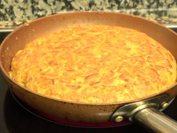 Cómo darle la vuelta a la tortilla sin derramar nada de huevo