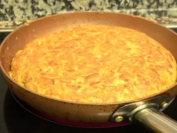 Cómo darle la vuelta a la tortilla sin derramar nada de huevo Cómo darle la vuelta a la tortilla sin derramar nada de huevo