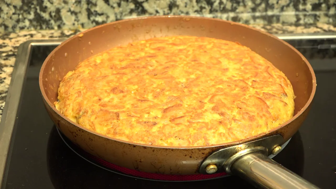 Cómo darle la vuelta a la tortilla sin derramar nada de huevo Cómo darle la vuelta a la tortilla sin derramar nada de huevo