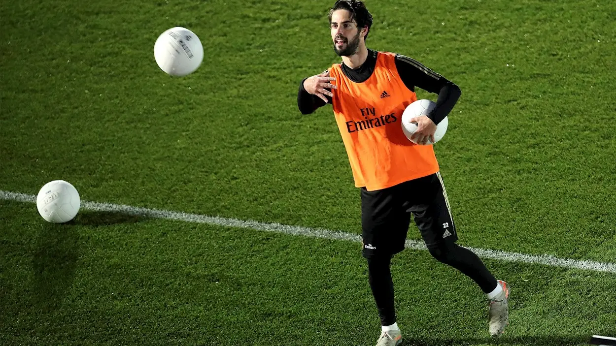 El centrocampista del Real Madrid Francisco Alarcón 'Isco' (c), durante un entrenamiento del equipo El centrocampista del Real Madrid Francisco Alarcón 'Isco' (c), durante un entrenamiento del equipo
