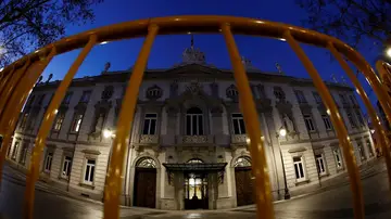 Las primeras luces del día asoman sobre la fachada del Tribunal Supremo Las primeras luces del día asoman sobre la fachada del Tribunal Supremo