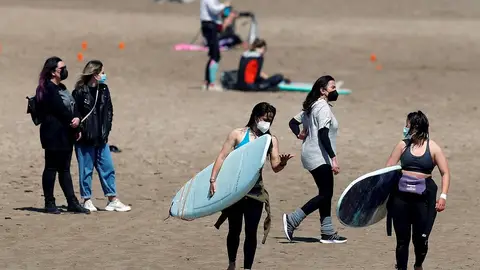 Un grupo de jóvenes disfruta de la playa de la Malvarrosa en Valencia llevando mascarillas Un grupo de jóvenes disfruta de la playa de la Malvarrosa en Valencia llevando mascarillas