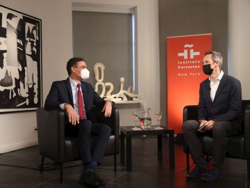 El presidente del Gobierno, Pedro Sánchez (i), participa en una entrevista-coloquio organizada por la agencia de noticias Reuters, en la sede del Instituto Cervantes de Nueva York, como parte de su gira por Estados Unidos, este miércoles