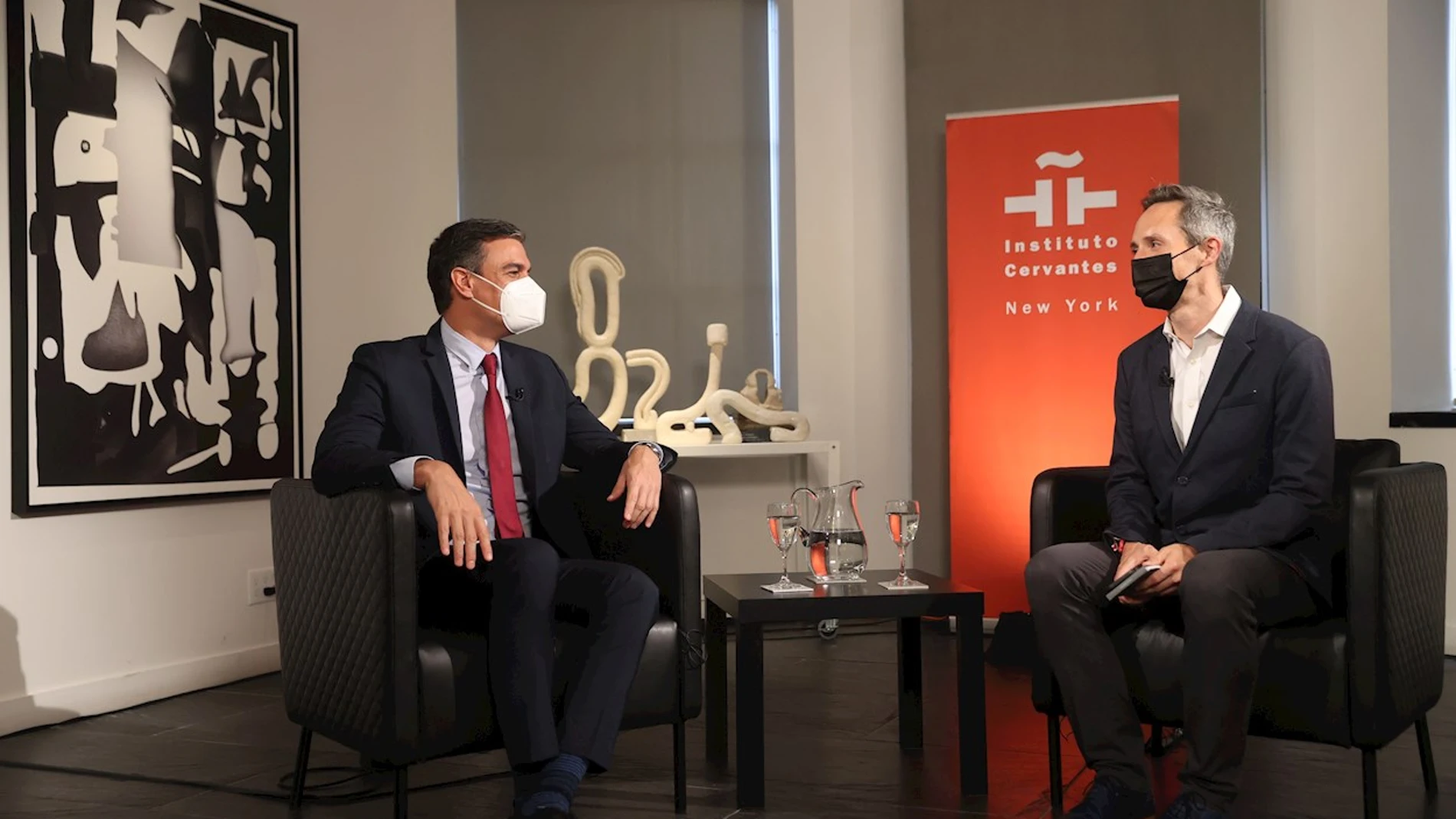 El presidente del Gobierno, Pedro Sánchez (i), participa en una entrevista-coloquio organizada por la agencia de noticias Reuters, en la sede del Instituto Cervantes de Nueva York, como parte de su gira por Estados Unidos, este miércoles