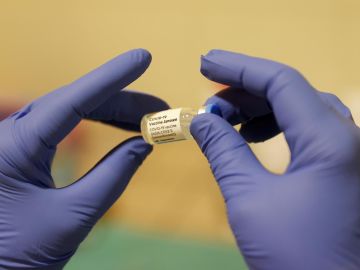 Una profesional sanitaria prepara una dosis de la vacuna Jansen. 