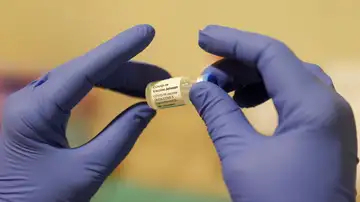 Una profesional sanitaria prepara una dosis de la vacuna Jansen. Una profesional sanitaria prepara una dosis de la vacuna Jansen.
