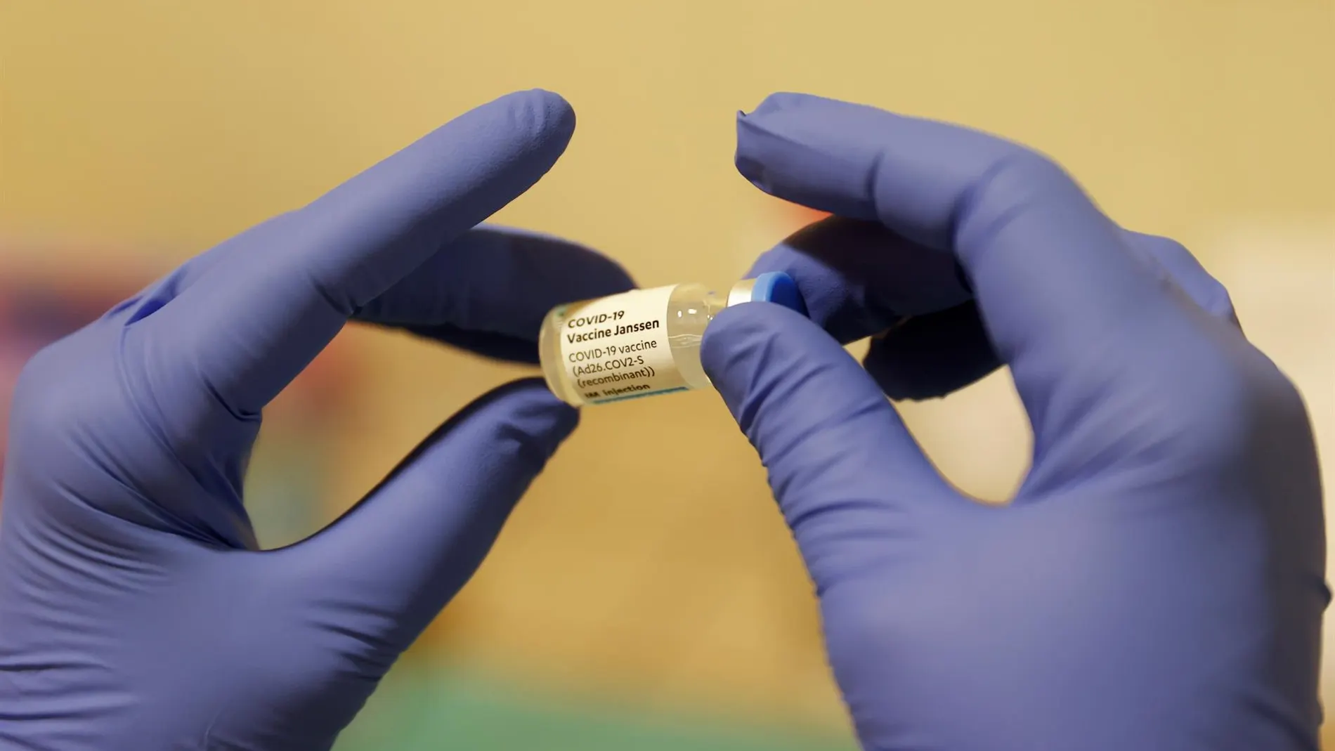 Una profesional sanitaria prepara una dosis de la vacuna Jansen. 