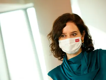 Hana Jalloul pide a Isabel Díaz Ayuso una reunión para hablar de la vacunación y la presidenta madrileña responde: "Me extraña que desde el PSOE nos ofrezcan ayuda" Hana Jalloul pide a Isabel Díaz Ayuso una reunión para hablar de la vacunación y la presidenta madrileña responde: "Me extraña que desde el PSOE nos ofrezcan ayuda"