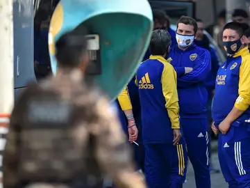Integrantes y jugadores del equipo de Boca Juniors, de Argentina, son vistos a las afueras de la comisaría de la policía tras violentos altercados que se desataron cuando el equipo argentino resultó eliminado de la Libertadores al perder ante el Atlético Mineiro, hoy en el estadio Mineirao de Belo Horizonte Integrantes y jugadores del equipo de Boca Juniors, de Argentina, son vistos a las afueras de la comisaría de la policía tras violentos altercados que se desataron cuando el equipo argentino resultó eliminado de la Libertadores al perder ante el Atlético Mineiro, hoy en el estadio Mineirao de Belo Horizonte