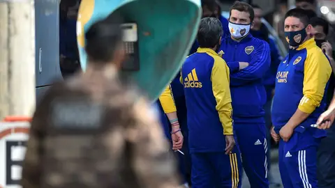 Integrantes y jugadores del equipo de Boca Juniors, de Argentina, son vistos a las afueras de la comisaría de la policía tras violentos altercados que se desataron cuando el equipo argentino resultó eliminado de la Libertadores al perder ante el Atlético Mineiro, hoy en el estadio Mineirao de Belo Horizonte Integrantes y jugadores del equipo de Boca Juniors, de Argentina, son vistos a las afueras de la comisaría de la policía tras violentos altercados que se desataron cuando el equipo argentino resultó eliminado de la Libertadores al perder ante el Atlético Mineiro, hoy en el estadio Mineirao de Belo Horizonte