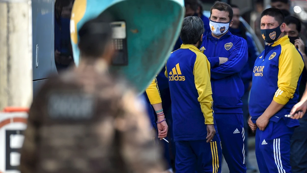 Integrantes y jugadores del equipo de Boca Juniors, de Argentina, son vistos a las afueras de la comisaría de la policía tras violentos altercados que se desataron cuando el equipo argentino resultó eliminado de la Libertadores al perder ante el Atlético Mineiro, hoy en el estadio Mineirao de Belo Horizonte Integrantes y jugadores del equipo de Boca Juniors, de Argentina, son vistos a las afueras de la comisaría de la policía tras violentos altercados que se desataron cuando el equipo argentino resultó eliminado de la Libertadores al perder ante el Atlético Mineiro, hoy en el estadio Mineirao de Belo Horizonte