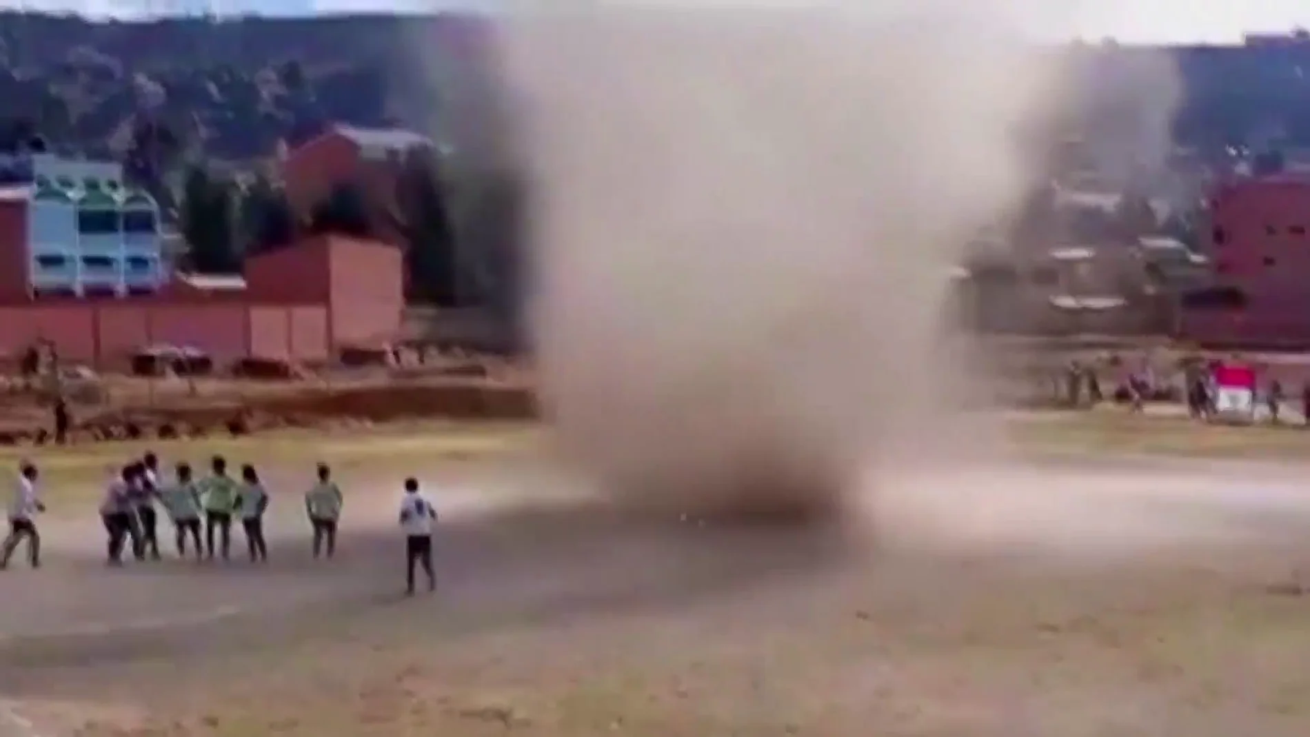 Un espectacular remolino de aire interrumpe un partido de fútbol en Bolivia