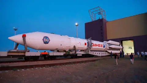 El cohete ruso Proton-M carrier con el módulo Naúka Espacio