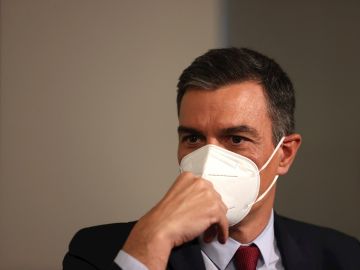 El presidente del Gobierno, Pedro Sánchez (i), participa en una entrevista-coloquio organizada por la agencia de noticias Reuters, en la sede del Instituto Cervantes de Nueva York