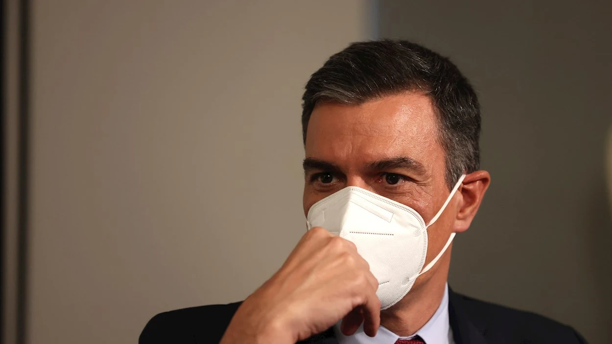 El presidente del Gobierno, Pedro S&aacute;nchez (i), participa en una entrevista-coloquio organizada por la agencia de noticias Reuters, en la sede del Instituto Cervantes de Nueva York