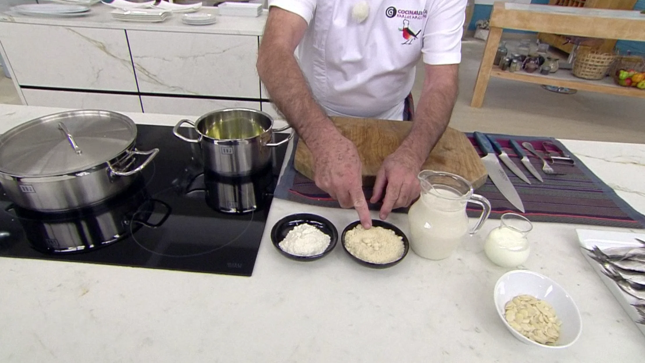 Karlos Arguiñano realiza una bechamel sin grasa: con harina y leche de almendra Karlos Arguiñano realiza una bechamel sin grasa: con harina y leche de almendra