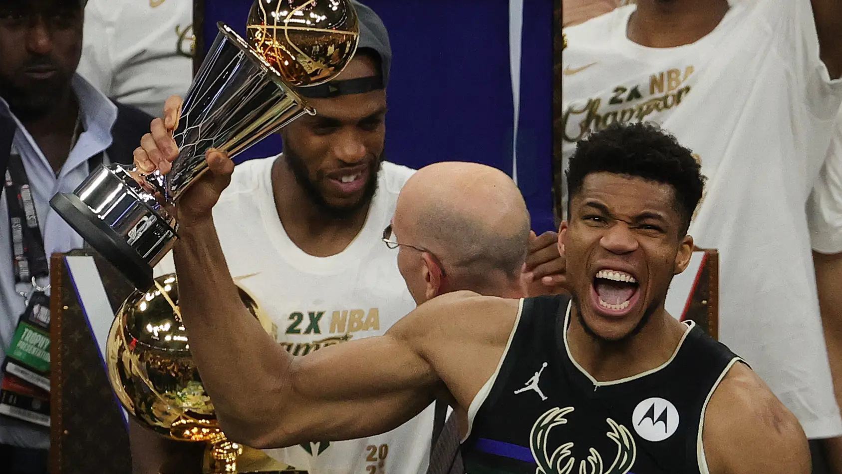 Los Milwaukee Bucks se llevan el anillo de la NBA con un Antetokounmpo estelar Los Milwaukee Bucks se llevan el anillo de la NBA con un Antetokounmpo estelar