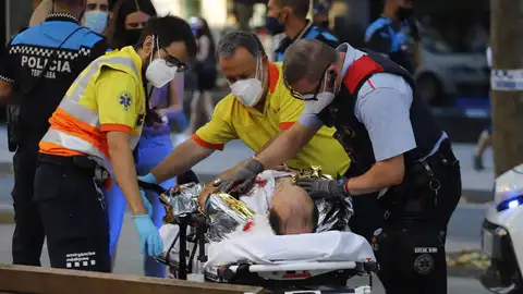 El acto heroico de la policía, salvan con un torniquete improvisado a un apuñalado en Terrassa El acto heroico de la policía, salvan con un torniquete improvisado a un apuñalado en Terrassa