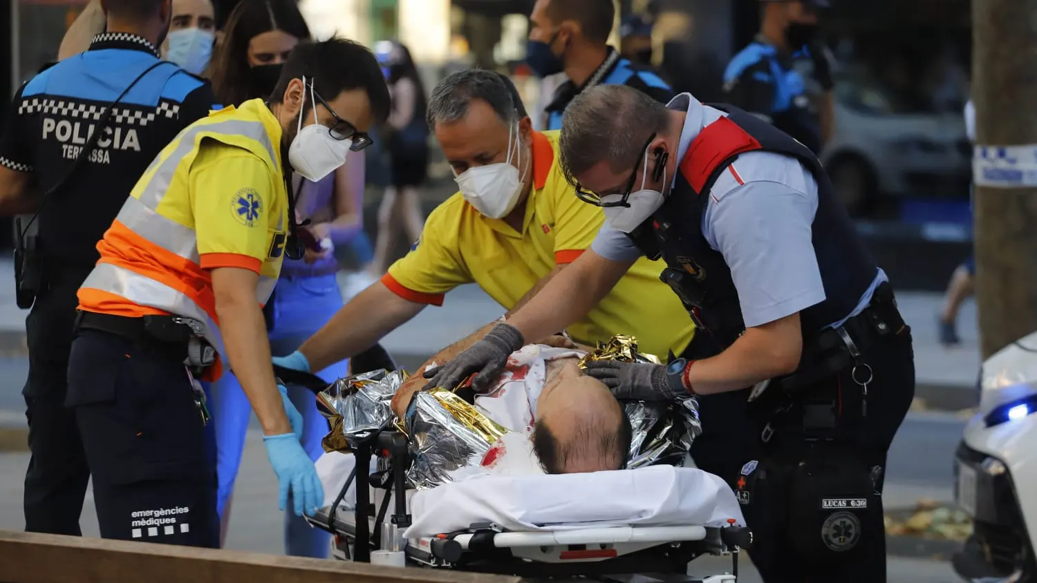 El acto heroico de la policía, salvan con un torniquete improvisado a un apuñalado en Terrassa El acto heroico de la policía, salvan con un torniquete improvisado a un apuñalado en Terrassa