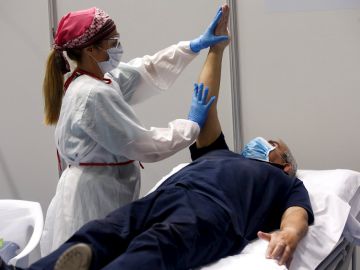 Un paciente recuperado de COVID-19 hace rehabilitación 