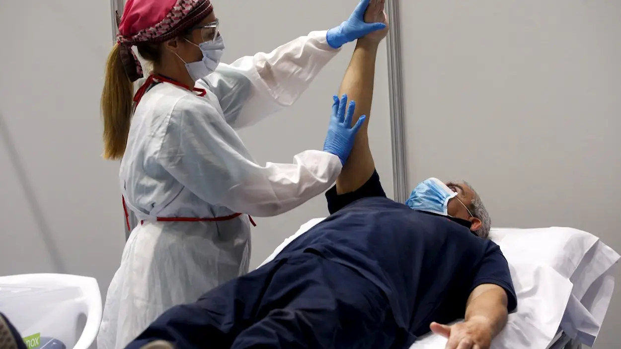 Un paciente recuperado de COVID-19 hace rehabilitación Un paciente recuperado de COVID-19 hace rehabilitación