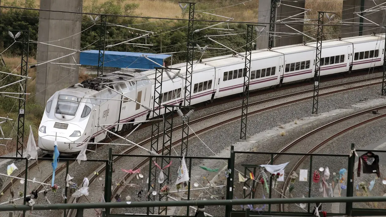 Un tren alvia similar al accidentado en Angrois, pasa por la curva donde permanecen objetos colocados en memoria de las víctimas mortales Un tren alvia similar al accidentado en Angrois, pasa por la curva donde permanecen objetos colocados en memoria de las víctimas mortales