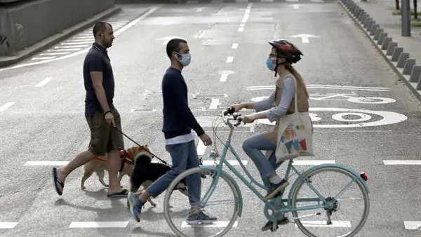 Una persona pasea con su perro sin mascarilla por Madrid Una persona pasea con su perro sin mascarilla por Madrid