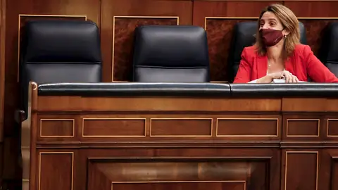 La ministra para la Transición Ecológica, Teresa Ribera, durante el pleno que este miércoles celebra el Congreso en el que se votan los diferentes decretos ley acordados en los últimos Consejos de Ministros como el de los interinos, el precio de la electricidad o el uso de las mascarillas La ministra para la Transición Ecológica, Teresa Ribera, durante el pleno que este miércoles celebra el Congreso en el que se votan los diferentes decretos ley acordados en los últimos Consejos de Ministros como el de los interinos, el precio de la electricidad o el uso de las mascarillas