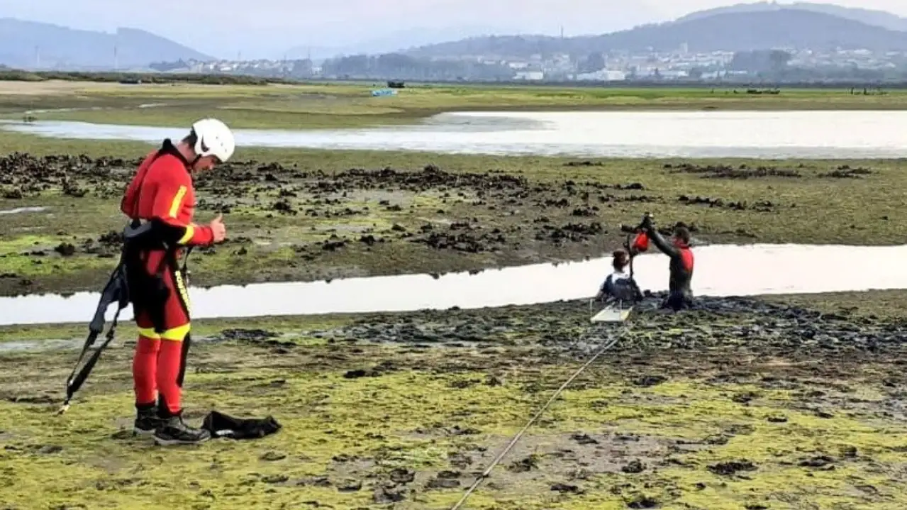 Los bomberos rescatan a una joven atrapada en el fango en una r&iacute;a de Laredo