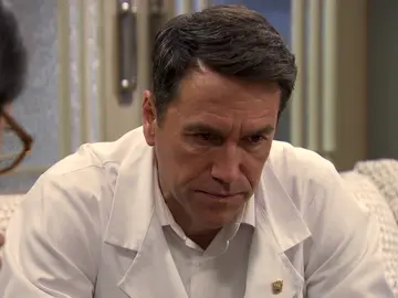 Abel, ajeno a toda la verdad, decide ayudar a Manolita tras su terrible confesión Abel, ajeno a toda la verdad, decide ayudar a Manolita tras su terrible confesión