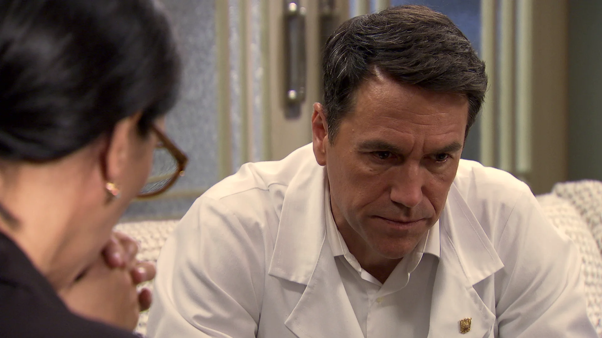Abel, ajeno a toda la verdad, decide ayudar a Manolita tras su terrible confesión Abel, ajeno a toda la verdad, decide ayudar a Manolita tras su terrible confesión