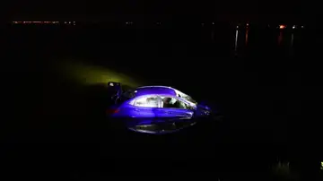 El angustioso rescate de unos policías en Australia a una conductora que salió de la carretera y cayó al río