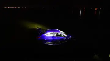 El angustioso rescate de unos policías en Australia a una conductora que salió de la carretera y cayó al río El angustioso rescate de unos policías en Australia a una conductora que salió de la carretera y cayó al río