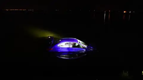 El angustioso rescate de unos policías en Australia a una conductora que salió de la carretera y cayó al río El angustioso rescate de unos policías en Australia a una conductora que salió de la carretera y cayó al río