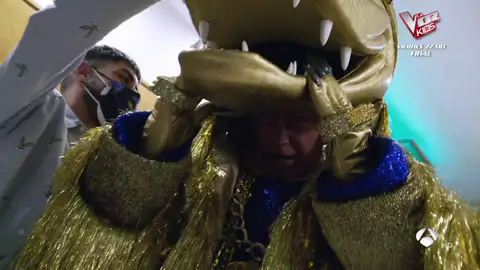 La mayor dificultad de Bertín Osborne con la máscara del Cocodrilo: ¡la cabeza! Su reacción con el disfraz