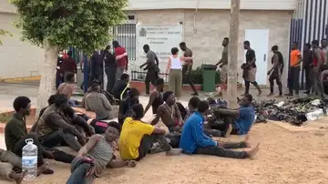 Al menos 300 inmigrantes subsaharianos logran entrar en Melilla saltando la valla Al menos 300 inmigrantes subsaharianos logran entrar en Melilla saltando la valla