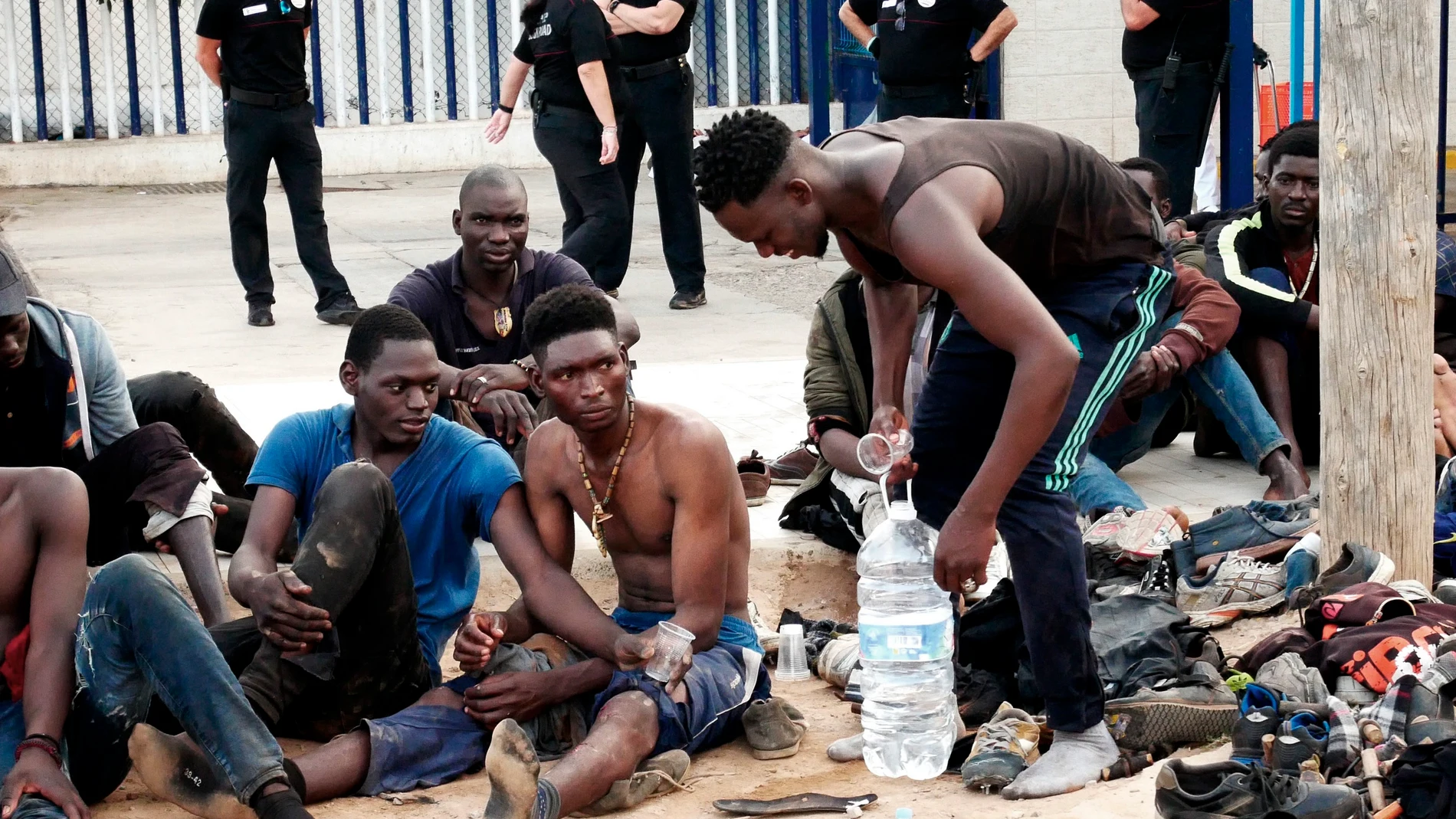 Un grupo de inmigrantes subsaharianos aguardan tras conseguir saltar la valla fronteriza de Melilla este jueves
