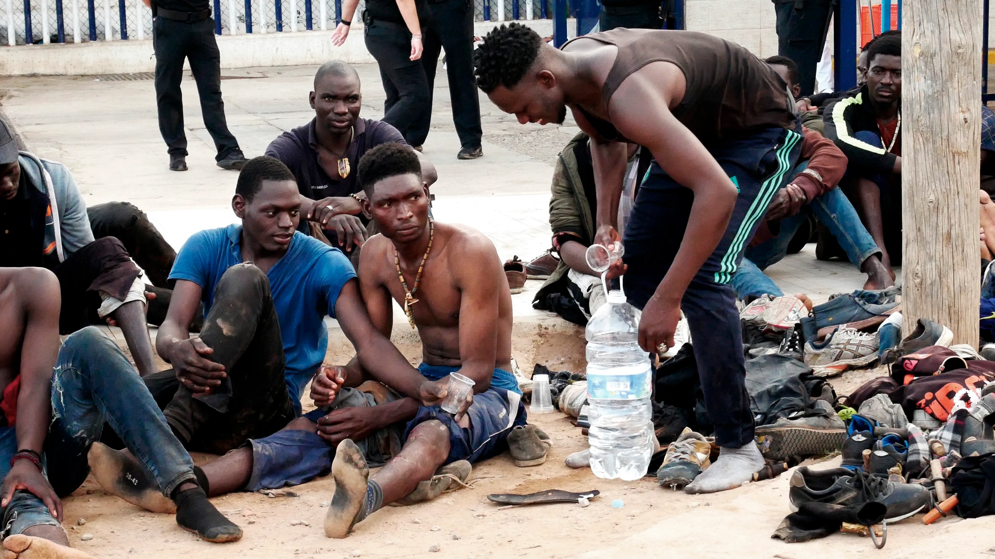 Un grupo de inmigrantes subsaharianos aguardan tras conseguir saltar la valla fronteriza de Melilla este jueves Un grupo de inmigrantes subsaharianos aguardan tras conseguir saltar la valla fronteriza de Melilla este jueves