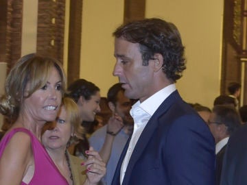 Lara Dibildos y Álvaro Muñoz Escassi, en la Comunión de su hijo