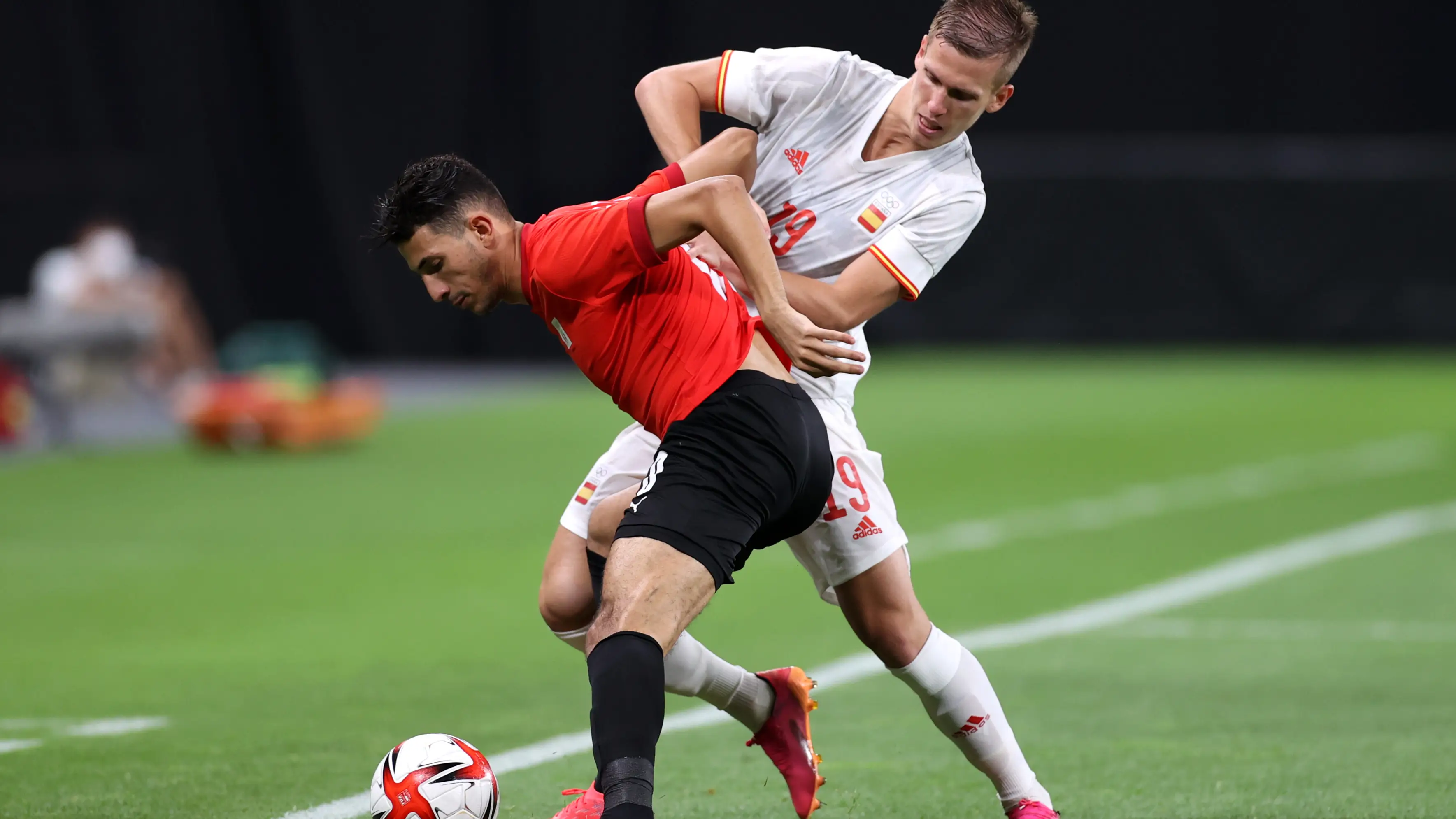 Dani Olmo disputa un bal&oacute;n ante Egipto