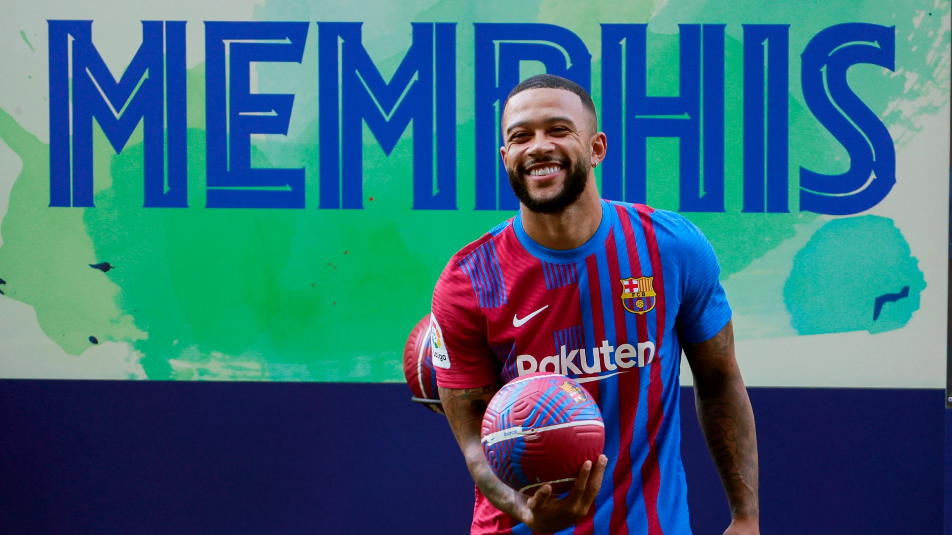 Memphis Depay posa como jugador del FC Barcelona en el Camp Nou
