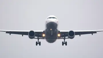 Una mujer denuncia que su ex subió a su hija en un avión tras dar positivo por Covid Una mujer denuncia que su ex subió a su hija en un avión tras dar positivo por Covid