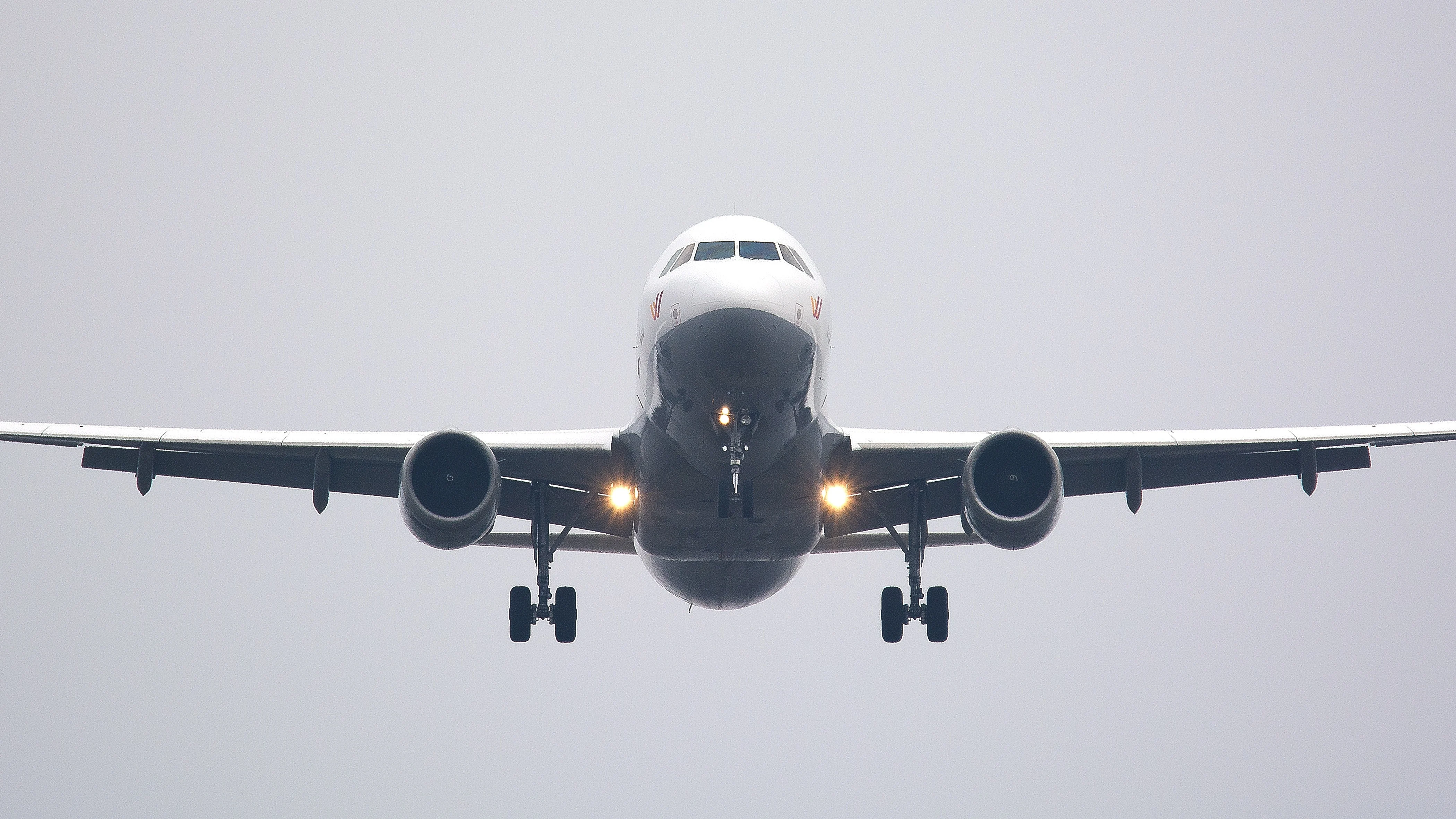 Una mujer denuncia que su ex subió a su hija en un avión tras dar positivo por Covid Una mujer denuncia que su ex subió a su hija en un avión tras dar positivo por Covid
