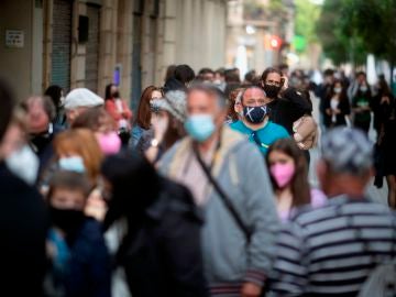Cataluña triplica el número de muertes por coronavirus y prorroga el toque de queda