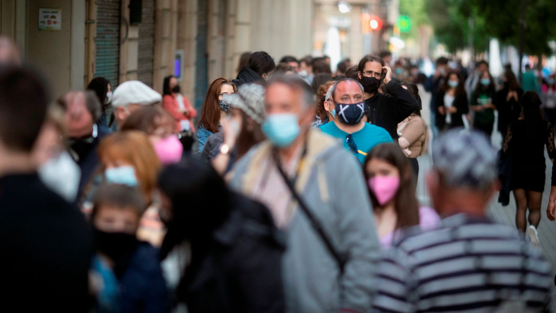 Cataluña triplica el número de muertes por coronavirus y prorroga el toque de queda