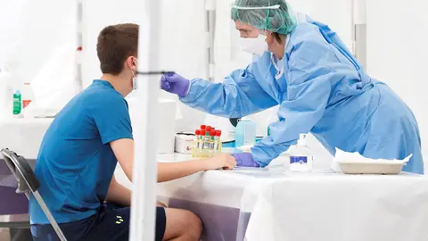 Una sanitaria realiza la prueba de la Covid-19 Una sanitaria realiza la prueba de la Covid-19