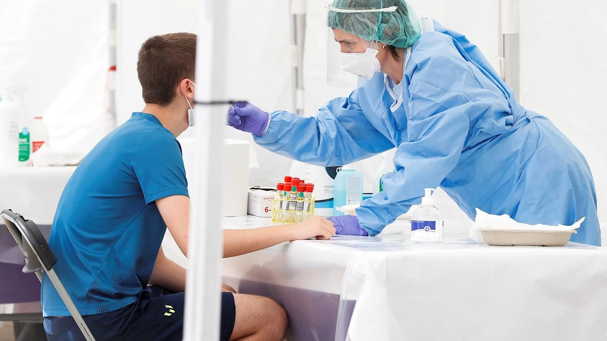 Una sanitaria realiza la prueba de la Covid-19