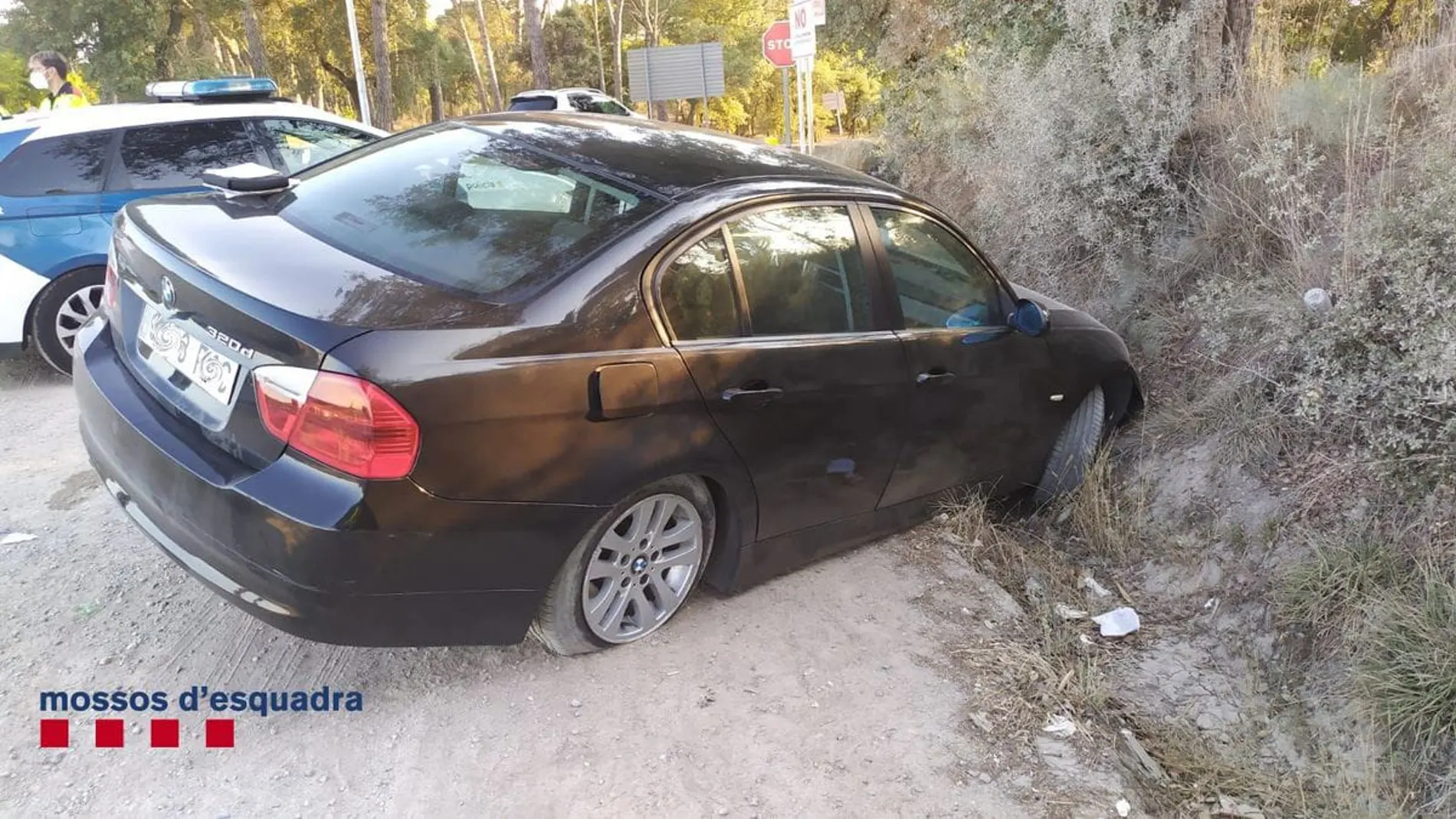 Un conductor bebido abandona en el coche a su hijo y huye tras tener un accidente en Caldas